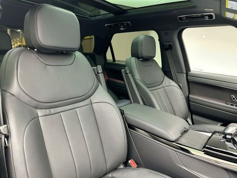 Used 2025 Land Rover Range Rover Sport image 4