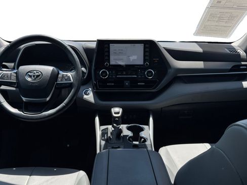 Used 2022 Toyota Highlander XLE AWD/4WD image 12