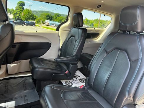 Used 2021 Chrysler Pacifica Touring-L FWD image 23