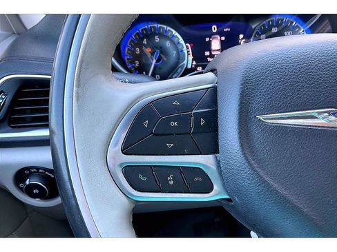 Used 2020 Chrysler Pacifica Limited FWD image 11