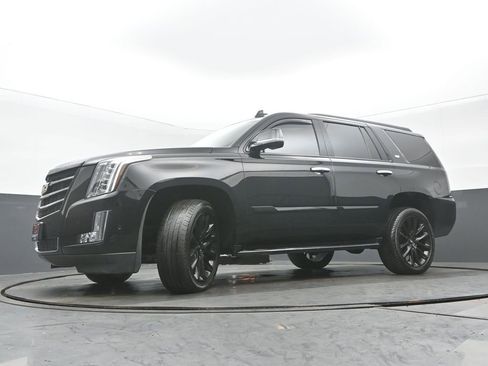 Used 2020 Cadillac Escalade Luxury w/ Escalade Sport Edition image 29