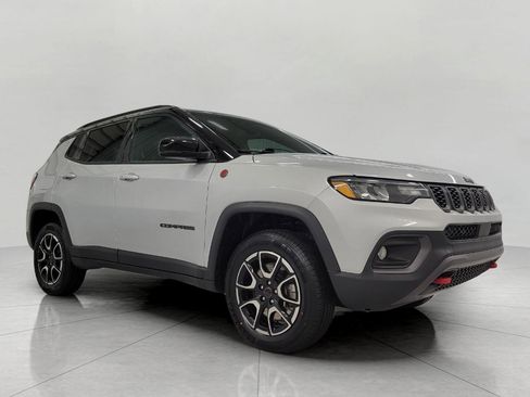 Used 2025 Jeep Compass Trailhawk AWD/4WD image 1