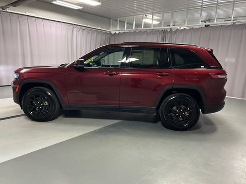 Used 2025 Jeep Grand Cherokee Altitude AWD/4WD image 4
