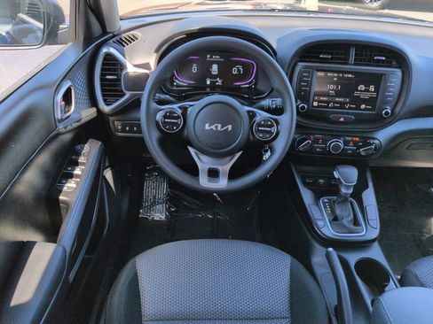 Used 2025 Kia Soul LX image 16