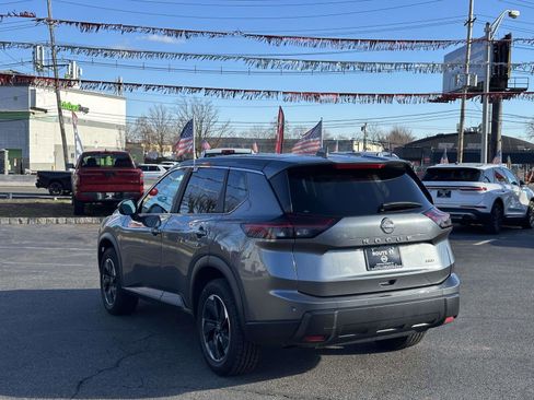 Used 2025 Nissan Rogue SV image 3