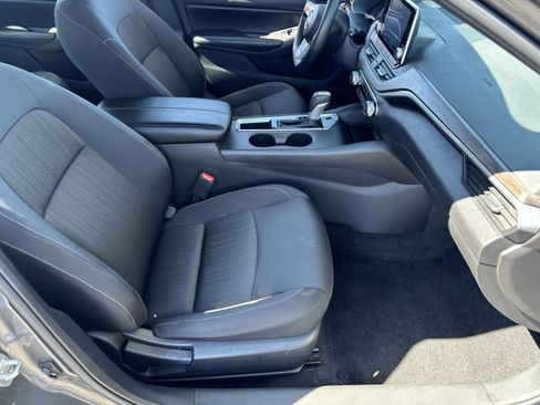 Used 2025 Nissan Altima 2.5 SV FWD image 10