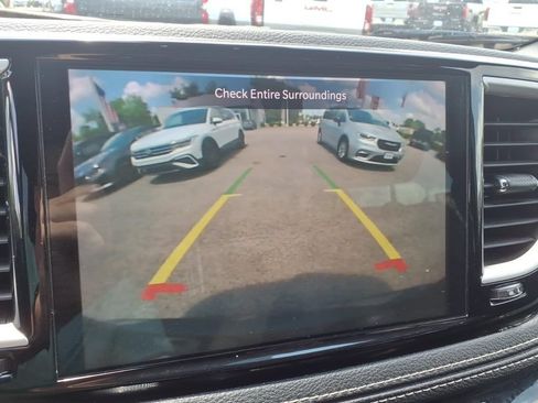 Used 2023 Chrysler Pacifica Touring FWD image 10
