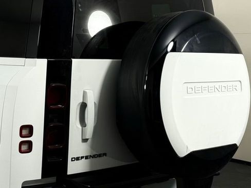 Certified 2024 Land Rover Defender 110 X-Dynamic SE image 17