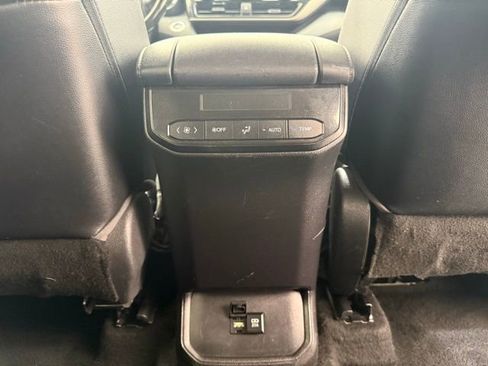 Used 2021 Toyota Highlander XLE image 27