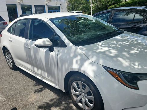 Used 2022 Toyota Corolla LE FWD image 2