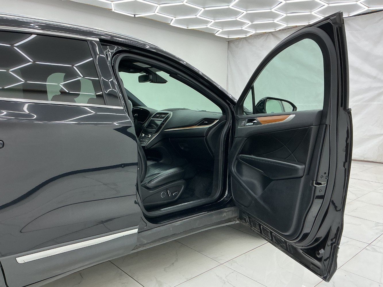 Used 2019 Lincoln MKC Select w/ Select Plus Package AWD/4WD image 17