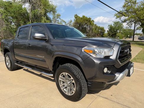 Used 2016 Toyota Tacoma SR5 w/ Towing Package image 2
