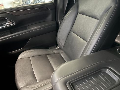 Used 2023 Chevrolet Suburban LT RWD image 21