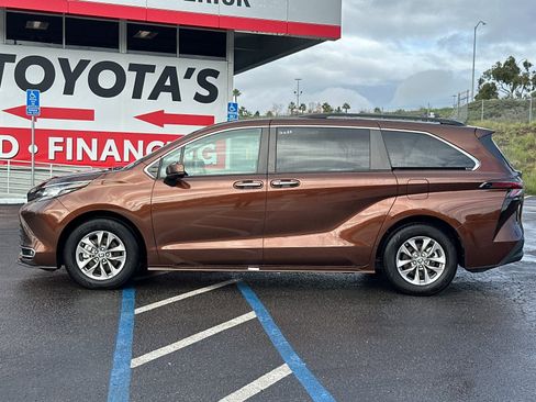 Used 2023 Toyota Sienna XLE image 2