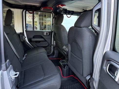 Used 2019 Jeep Wrangler Unlimited Sahara AWD/4WD image 10