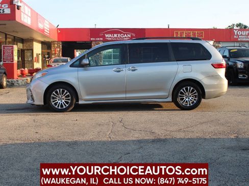 Used 2018 Toyota Sienna XLE w/ XLE Navigation Package image 8