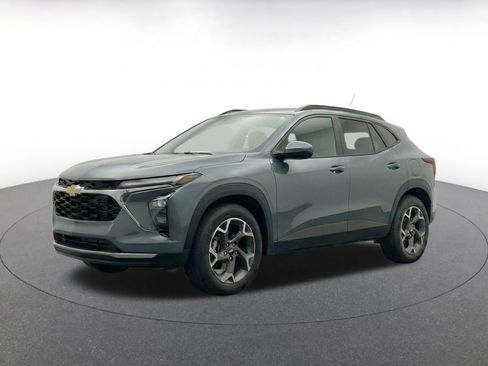 Used 2025 Chevrolet Trax LT w/ LT Convenience Package FWD image 3