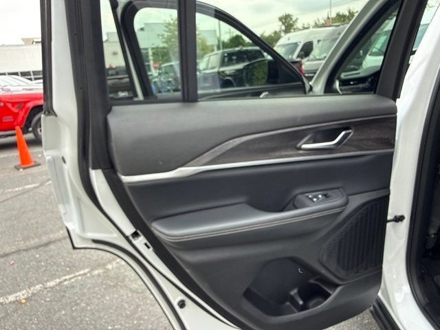 Used 2023 Jeep Grand Cherokee Limited w/ Black Appearance Package AWD/4WD image 33