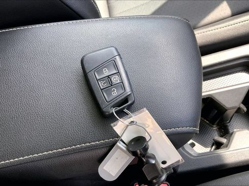Used 2022 Volkswagen Tiguan SE FWD image 11