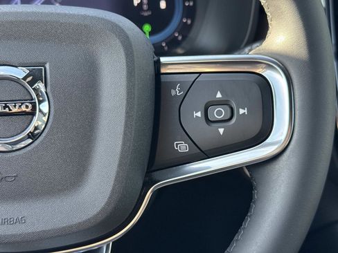 Used 2024 Volvo XC40 B5 Core image 8