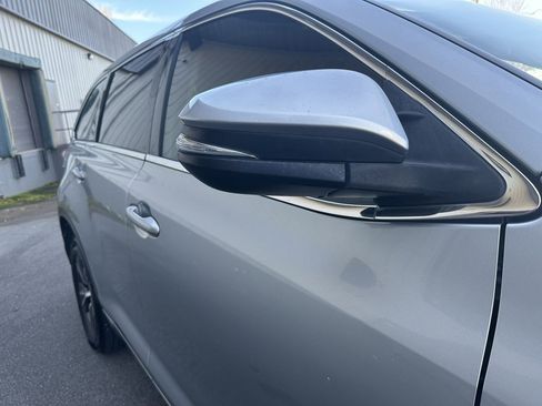 Used 2017 Toyota Highlander LE image 29