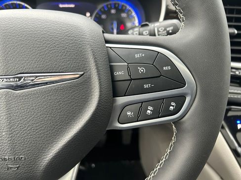 Used 2024 Chrysler Pacifica Limited image 18