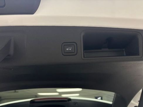 Used 2024 GMC Terrain SLT image 27