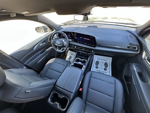 Used 2025 Chevrolet Traverse LT image 9