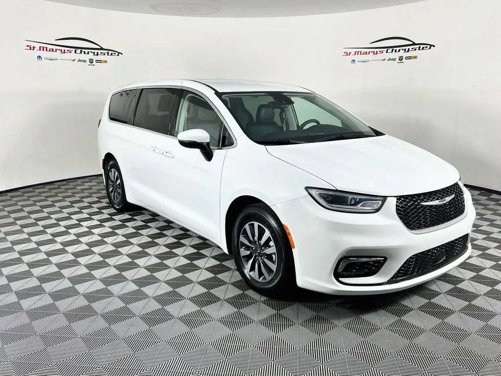 Used 2023 Chrysler Pacifica Touring-L FWD image 1