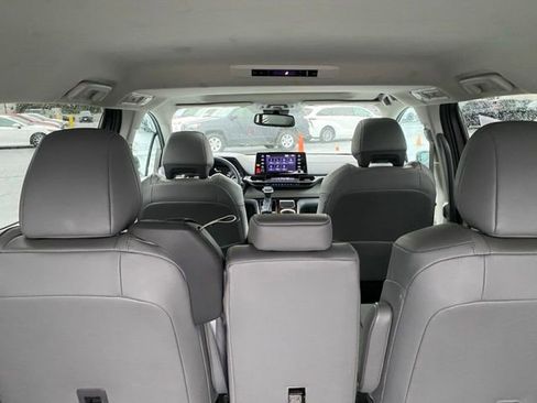 Used 2023 Toyota Sienna XLE image 10