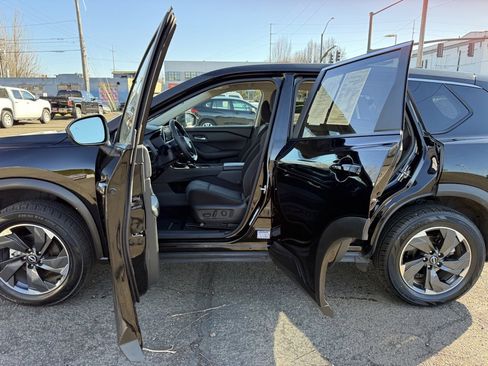 Used 2024 Nissan Rogue SV image 15