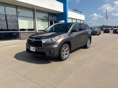 Used 2016 Toyota Highlander LE AWD/4WD image 1