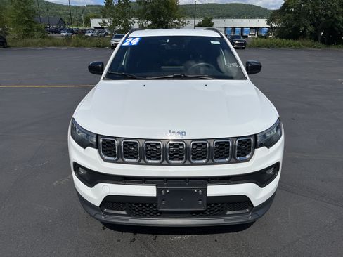 Used 2024 Jeep Compass Latitude AWD/4WD image 2