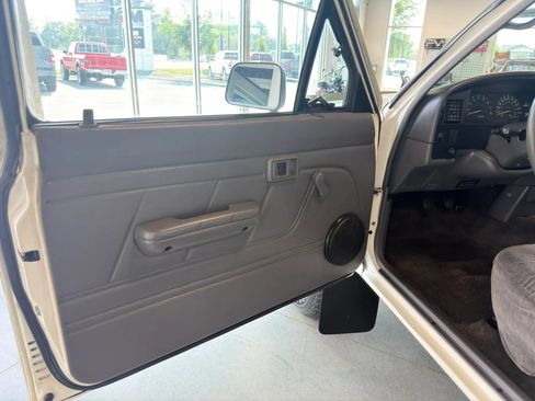 Used 1992 Toyota Pickup Deluxe AWD/4WD image 16