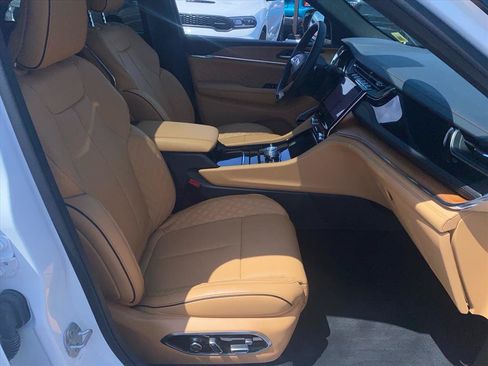 Used 2025 Jeep Grand Cherokee Summit AWD/4WD image 28