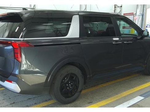 Used 2025 Kia Carnival image 4