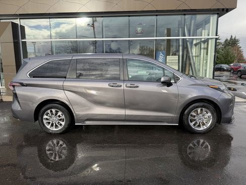 Used 2024 Toyota Sienna LE image 8