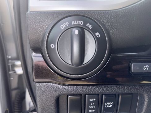 Used 2018 Nissan Titan SV w/ SV Convenience Package AWD/4WD image 17