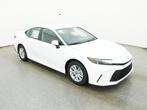 Used 2025 Toyota Camry LE image 29