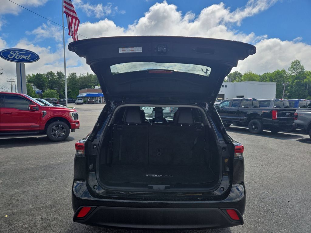 Used 2023 Toyota Highlander XLE AWD/4WD image 3