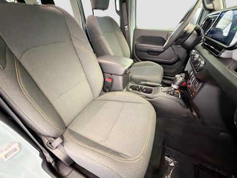 Used 2024 Jeep Wrangler Unlimited image 15