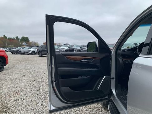 Used 2017 Cadillac Escalade Luxury AWD/4WD image 26