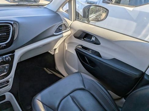 Used 2023 Chrysler Pacifica Touring-L FWD image 21