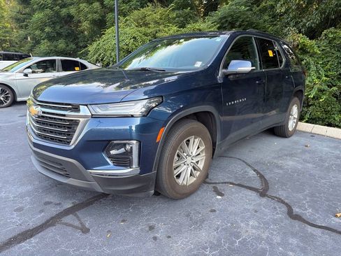 Used 2023 Chevrolet Traverse LT FWD image 2