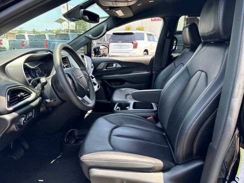 Used 2025 Chrysler Pacifica Select FWD image 9