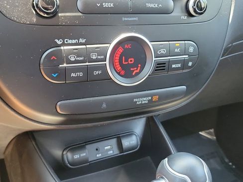Used 2017 Kia Soul + FWD image 19