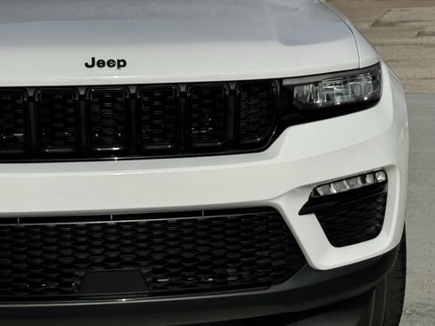 Used 2023 Jeep Grand Cherokee Limited w/ Black Appearance Package image 5