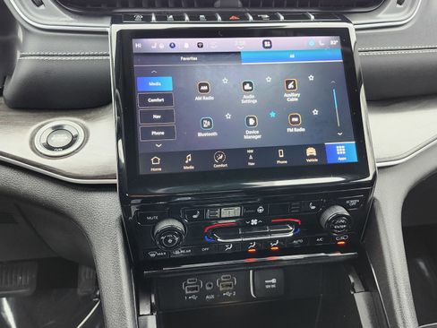 Used 2023 Jeep Grand Cherokee L Limited image 33