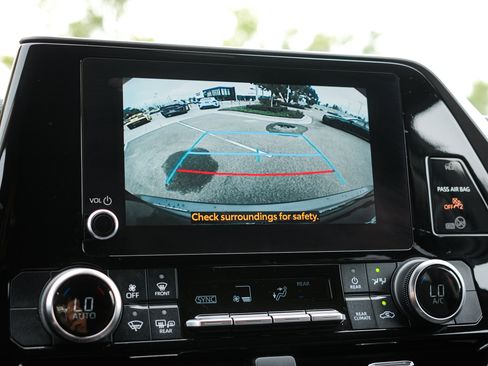 Used 2023 Toyota Highlander LE image 25