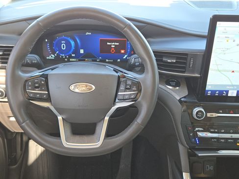 Certified 2023 Ford Explorer Platinum w/ Technology Package image 27
